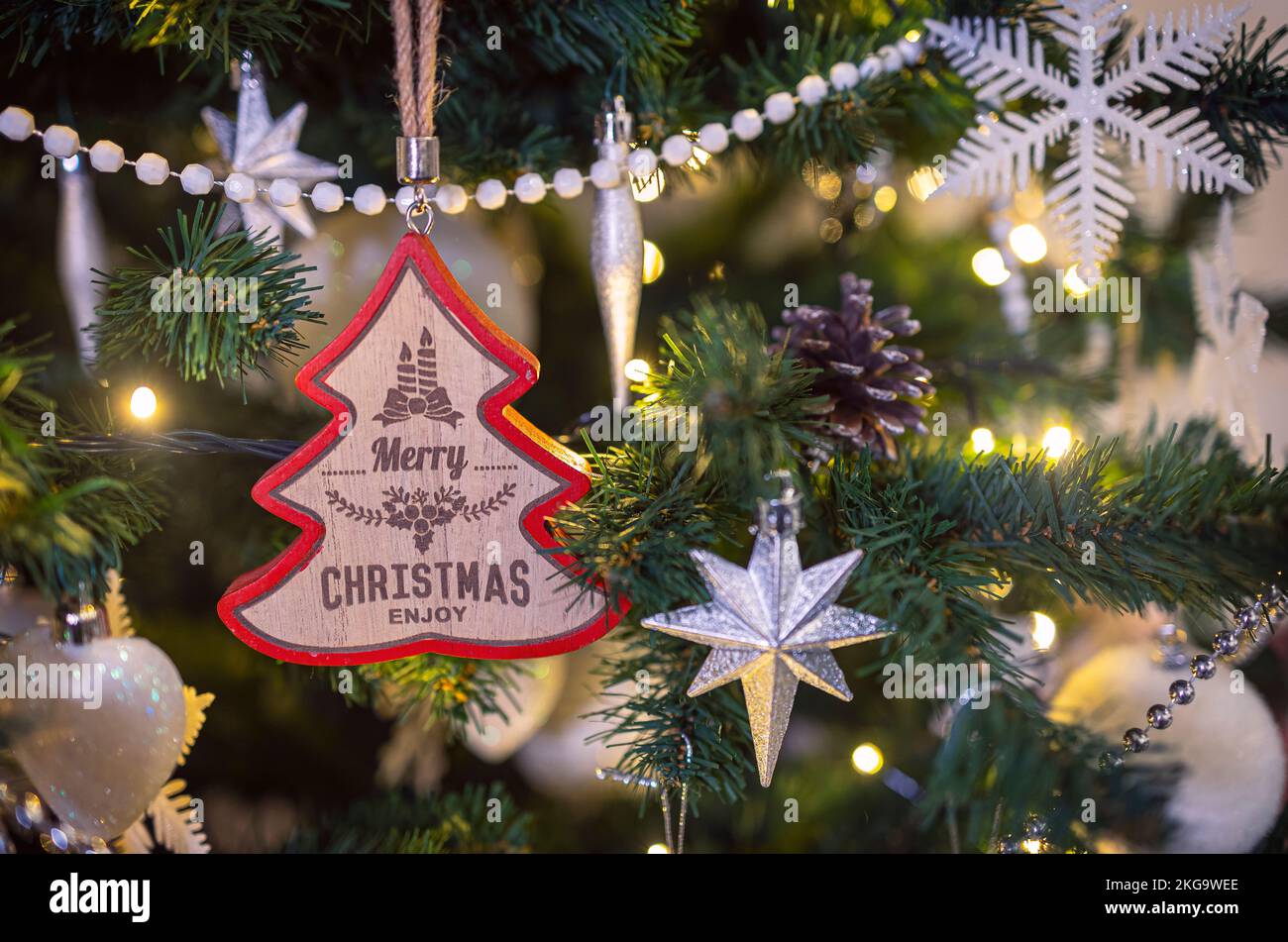 Árbol de Navidad y adornos Foto de stock
