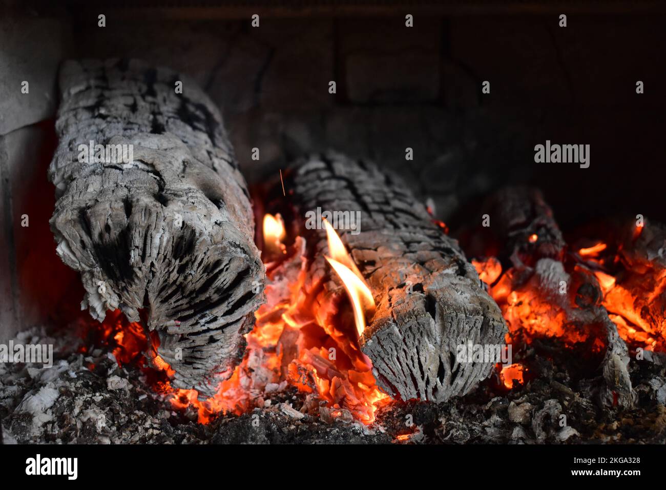 Carbón caliente en una estufa de madera Foto de stock