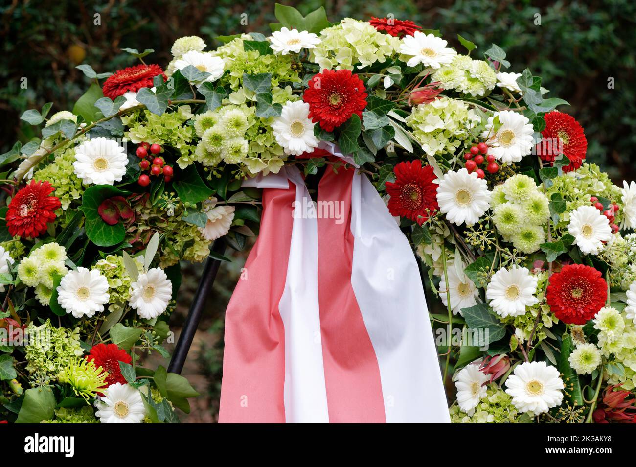 Arreglo de flores del cementerio fotografías e imágenes de alta resolución  - Alamy