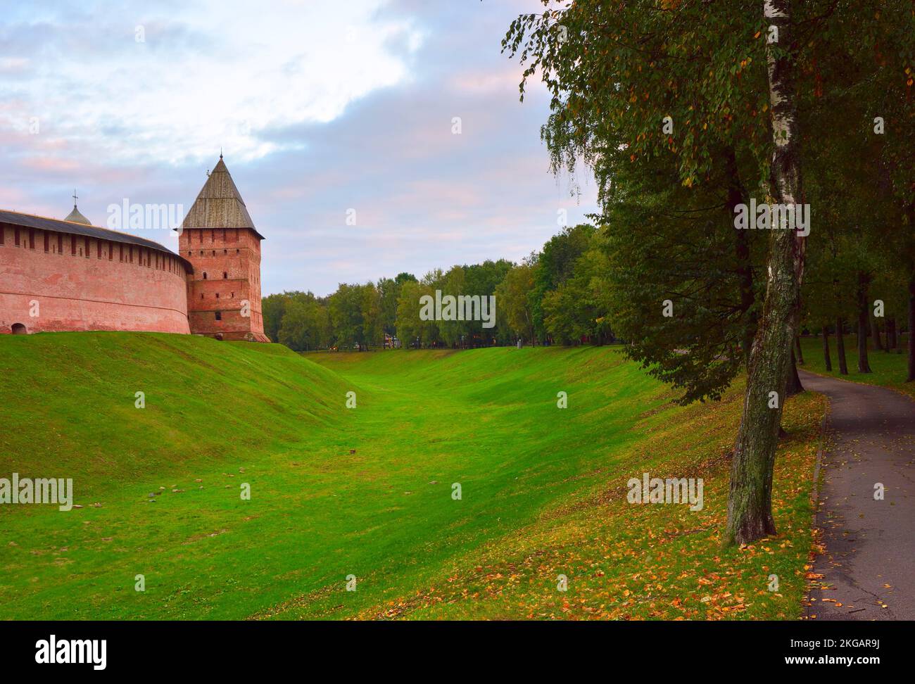 Monumentos antiguos de Veliky Nóvgorod. Foso y murallas del Kremlin