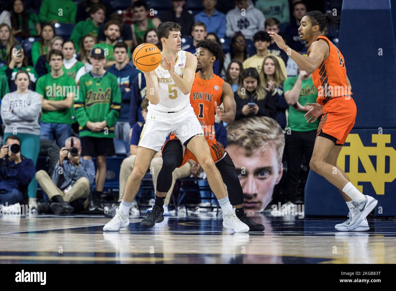 22 de noviembre de 2022 El guardia de Notre Dame, Cormac Ryan (5) pasa