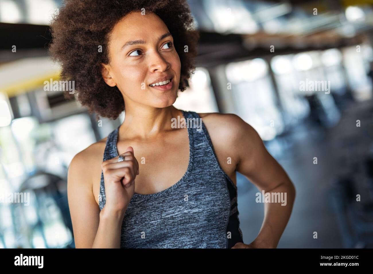 Retrato de una chica afroamericana bastante ajustada en ropa deportiva haciendo ejercicio en gimnasio Foto de stock