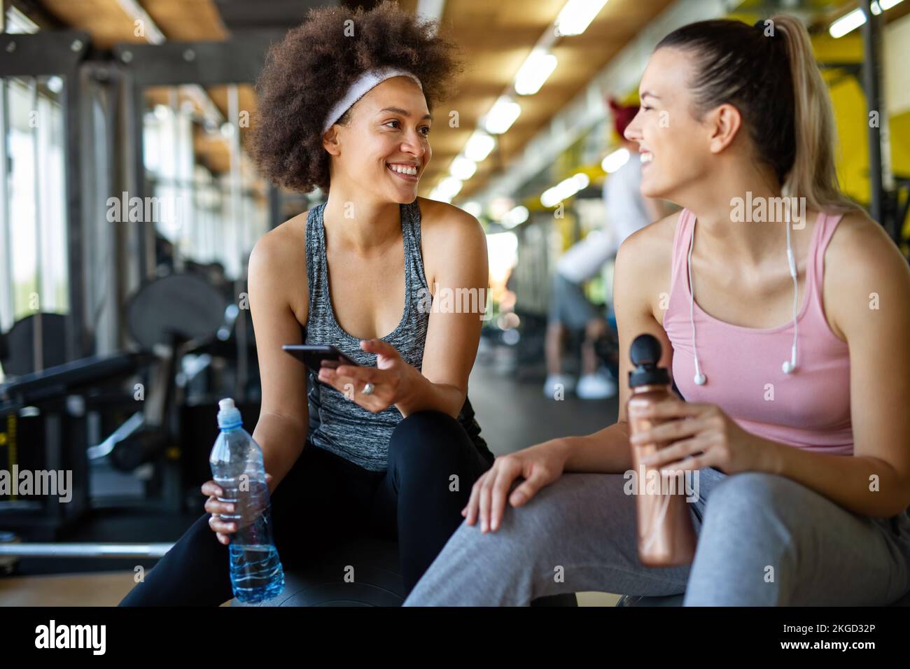 Fitness, deporte, gente y concepto de estilo de vida. Grupo de gente sonriente haciendo ejercicio juntos en el gimnasio Foto de stock
