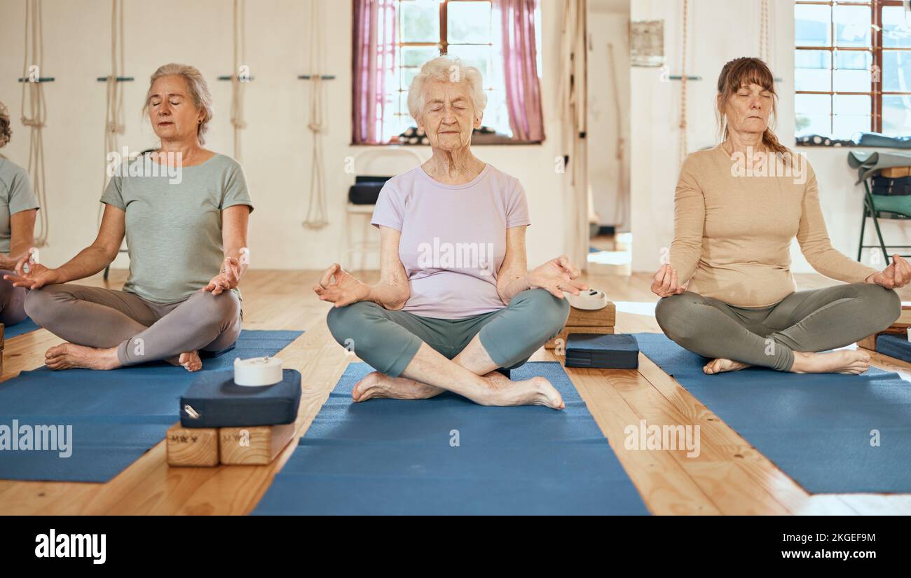 Mujeres mayores, clase de yoga y ejercicio de meditación para la calma, la paz y el equilibrio para la atención plena o la salud y el bienestar en la jubilación. Grupo de personas mayores en Foto de stock