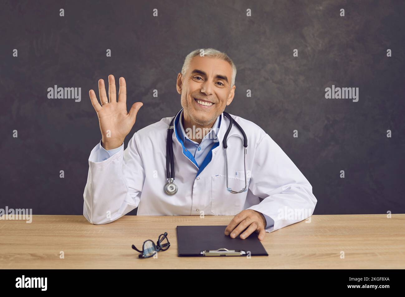 Sonriente médico masculino mirar la cámara tienen webcam llamada Foto de stock