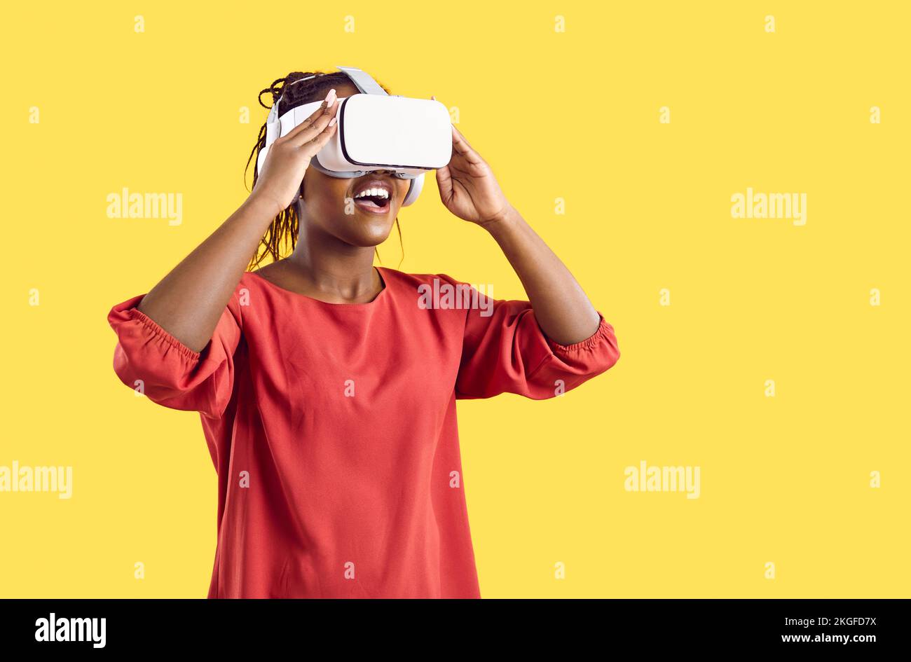 Sonriente mujer negra en vr gafas disfrutar de las nuevas tecnologías Foto de stock