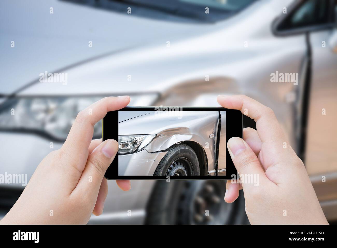 mujer con smartphone móvil tomar foto accidente de coche accidente de los daños al coche para el seguro de accidentes Foto de stock
