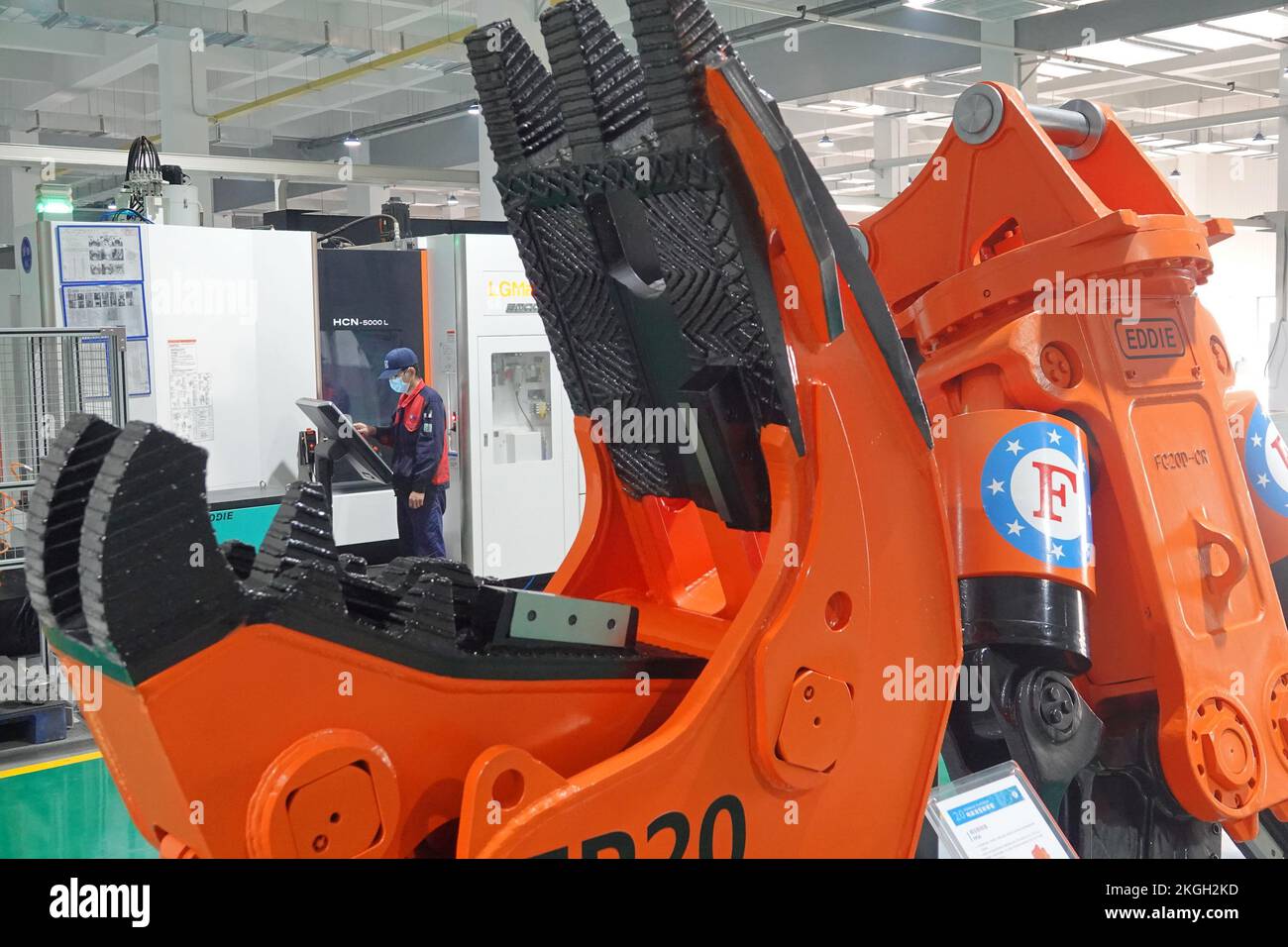 YANTAI, CHINA 23 DE NOVIEMBRE de 2022 Los trabajadores operan