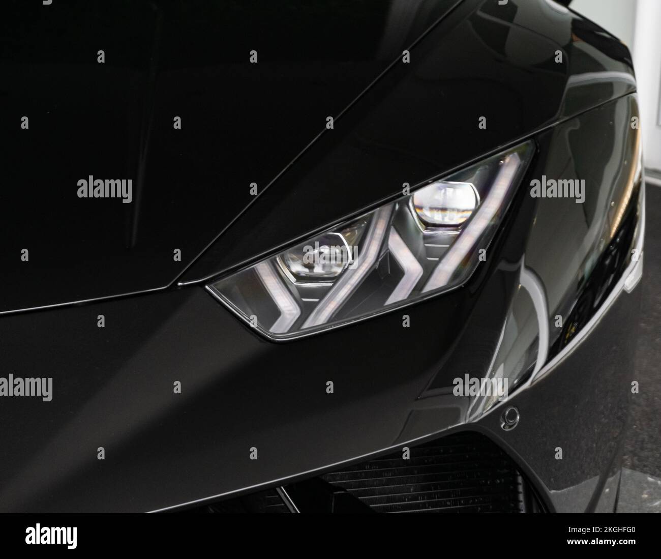 El exterior de un Lamborghini Huracan Performante negro con los faros  apagados Fotografía de stock - Alamy