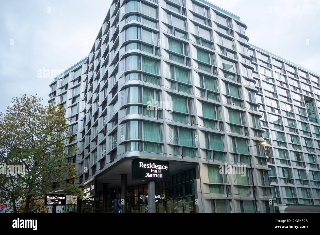 Londres- Noviembre 2022: Residence Inn by Marriott London Kensington en Warwick Road Foto de stock