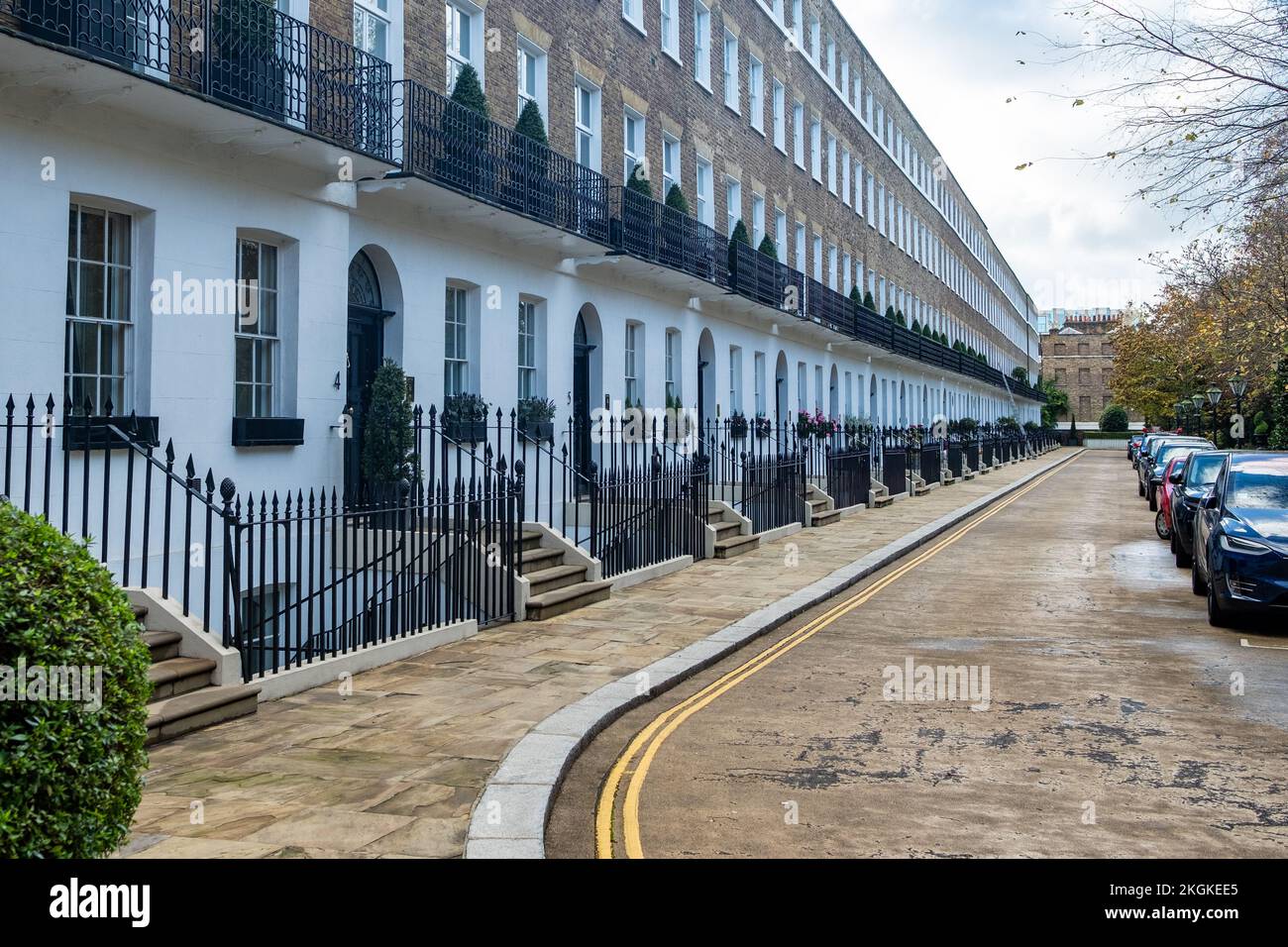 Calle adosada de hermosas casas georgianas en Kensington- oeste de Londres Foto de stock