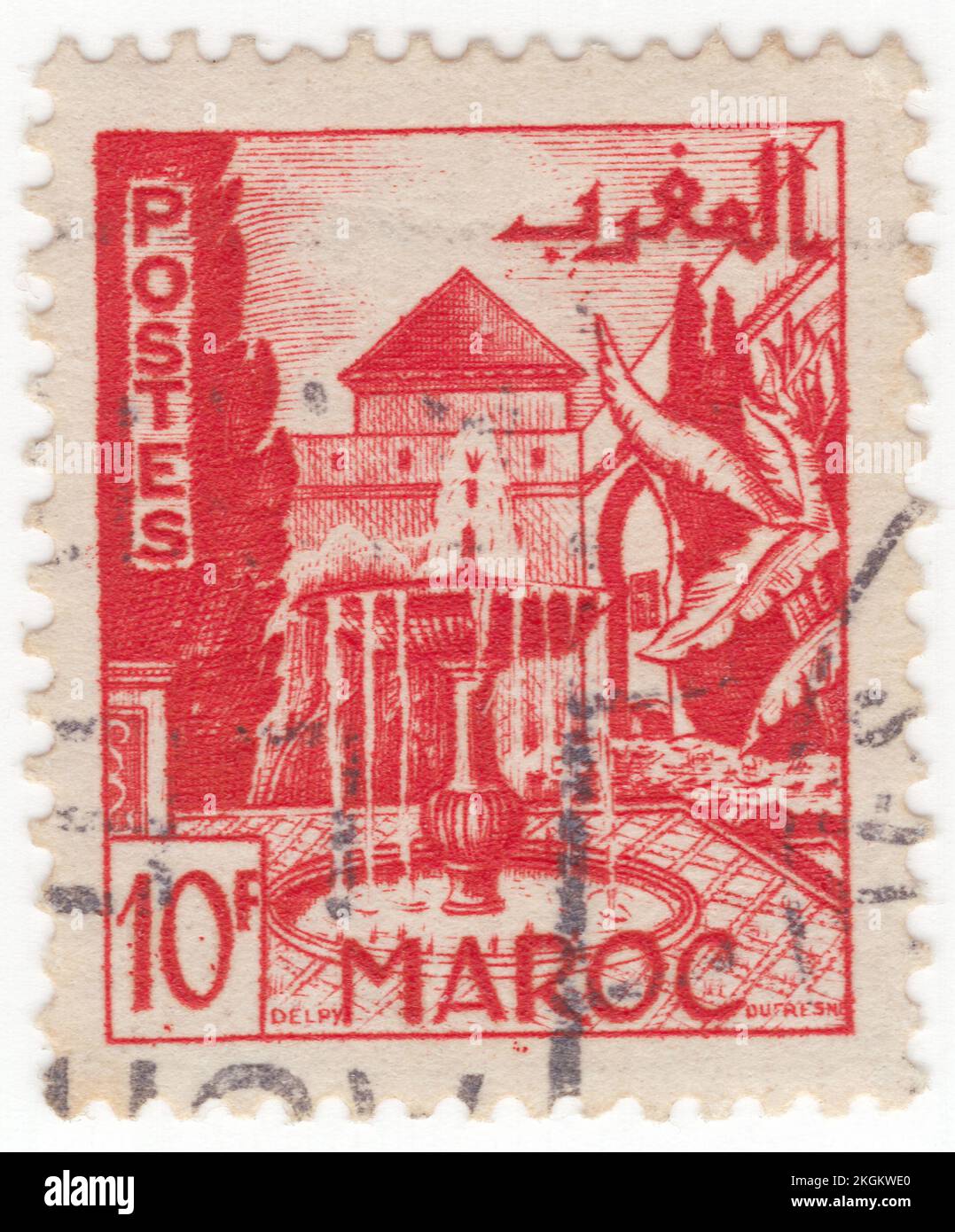MARRUECOS FRANCÉS - 1949: Un sello de 10 francos de color rojo brillante que representa Jardín, Meknes, es una de las cuatro ciudades imperiales de Marruecos, situada en el centro norte de Marruecos y la sexta ciudad por población en el reino. Fundada en el siglo 11th por los almorávides como asentamiento militar, Meknes se convirtió en la capital de Marruecos bajo el reinado del sultán Moulay Ismail (1672-1727), hijo del fundador de la dinastía alauita. Moulay Ismail creó un enorme complejo palaciego imperial y dotó a la ciudad de extensas fortificaciones y puertas monumentales Foto de stock