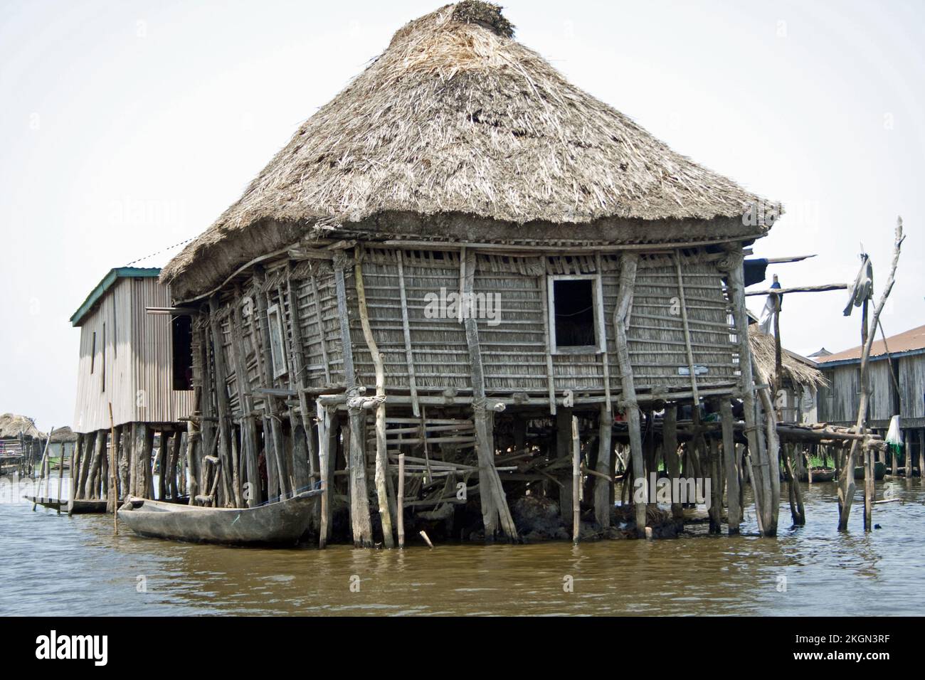 Casas sobre pilotes, Lake Village, Ganvie, Benín; Lago Nokoué, vida acuática; vida sobre el agua; Foto de stock