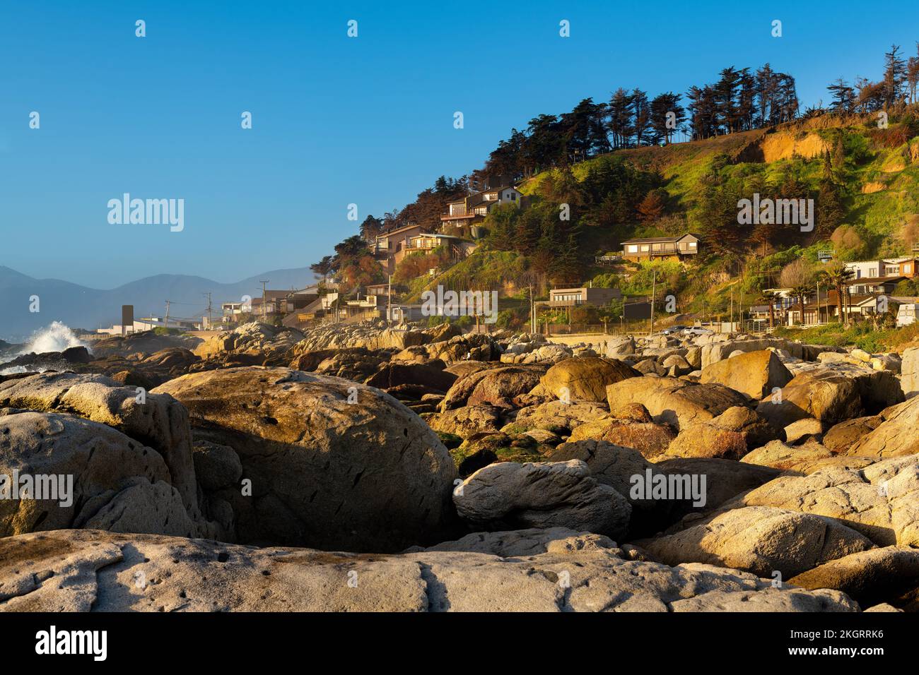 Vista panorámica de la ciudad balneario de Maitencillo, V Región, Chile Foto de stock
