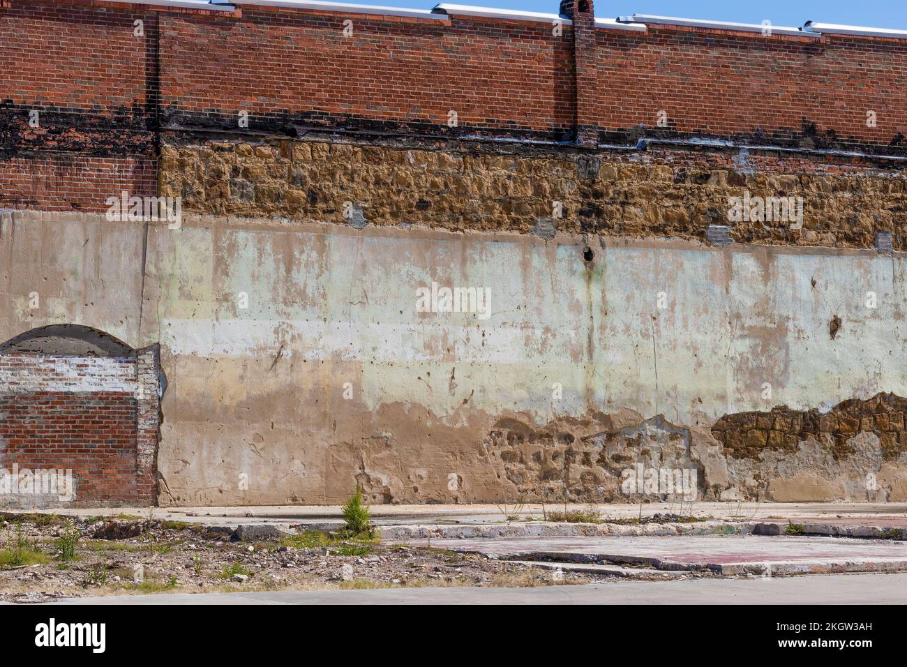 Fondo con espacio de copia de una pared exterior de un antiguo edificio de ladrillo Foto de stock