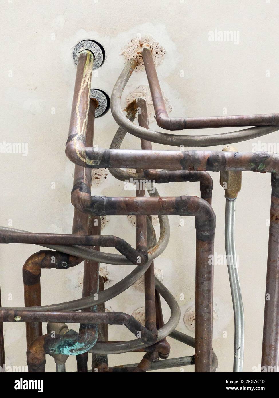 Fontanero soldar cobre tuberías de agua usando un soplete en un hogar, la  estera heatproof protege otras tuberías Fotografía de stock - Alamy