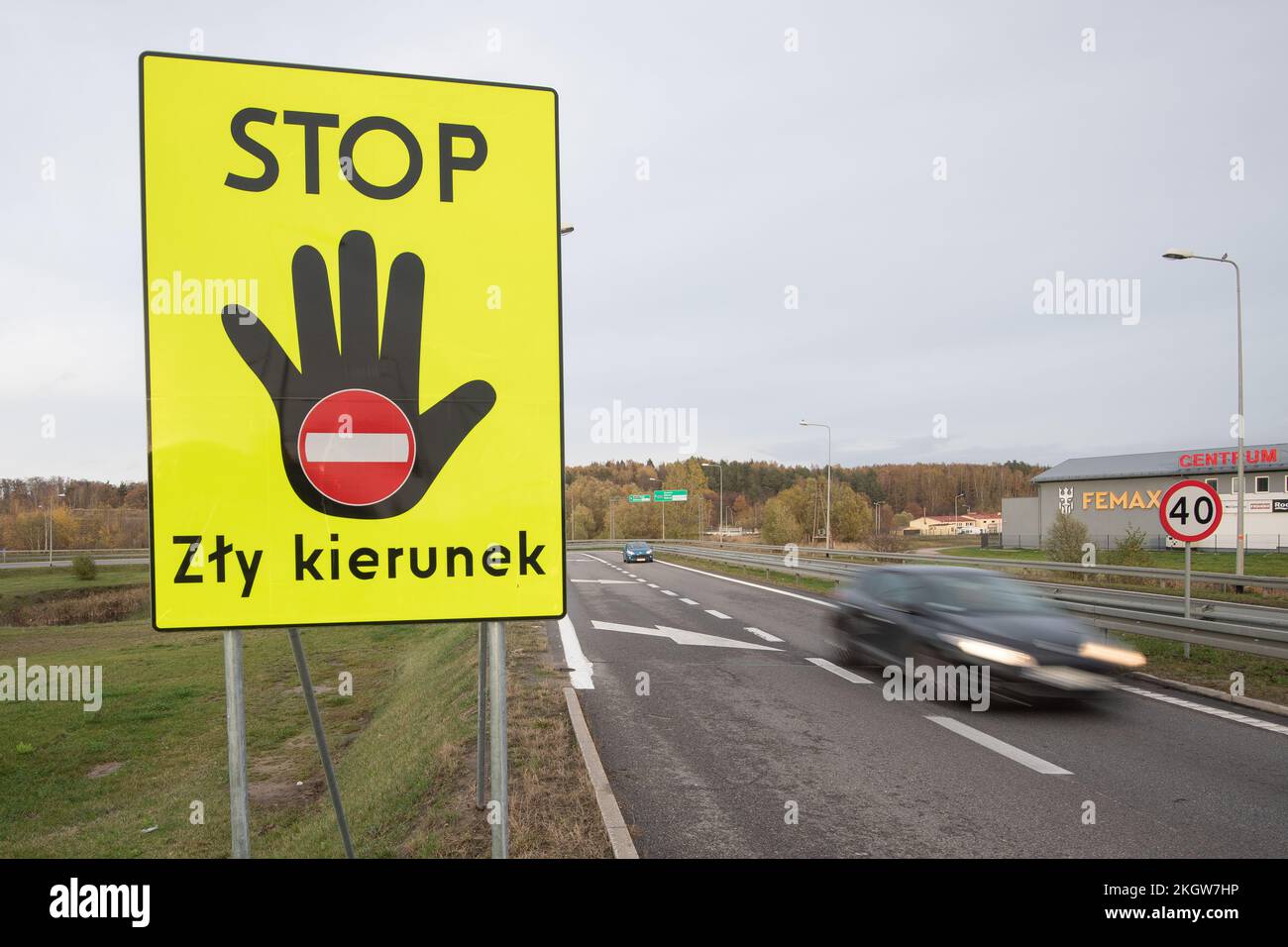 Señal de la vía equivocada parada en la autopista S6 llamada Obwodnica Trojmiasta (Tricity Beltway) en Gdansk, Polonia © Wojciech Strozyk / Alamy Stock Photo *** Local Foto de stock
