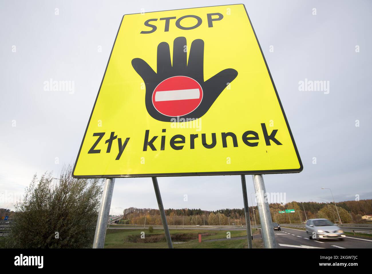 Señal de la vía equivocada parada en la autopista S6 llamada Obwodnica Trojmiasta (Tricity Beltway) en Gdansk, Polonia © Wojciech Strozyk / Alamy Stock Photo *** Local Foto de stock