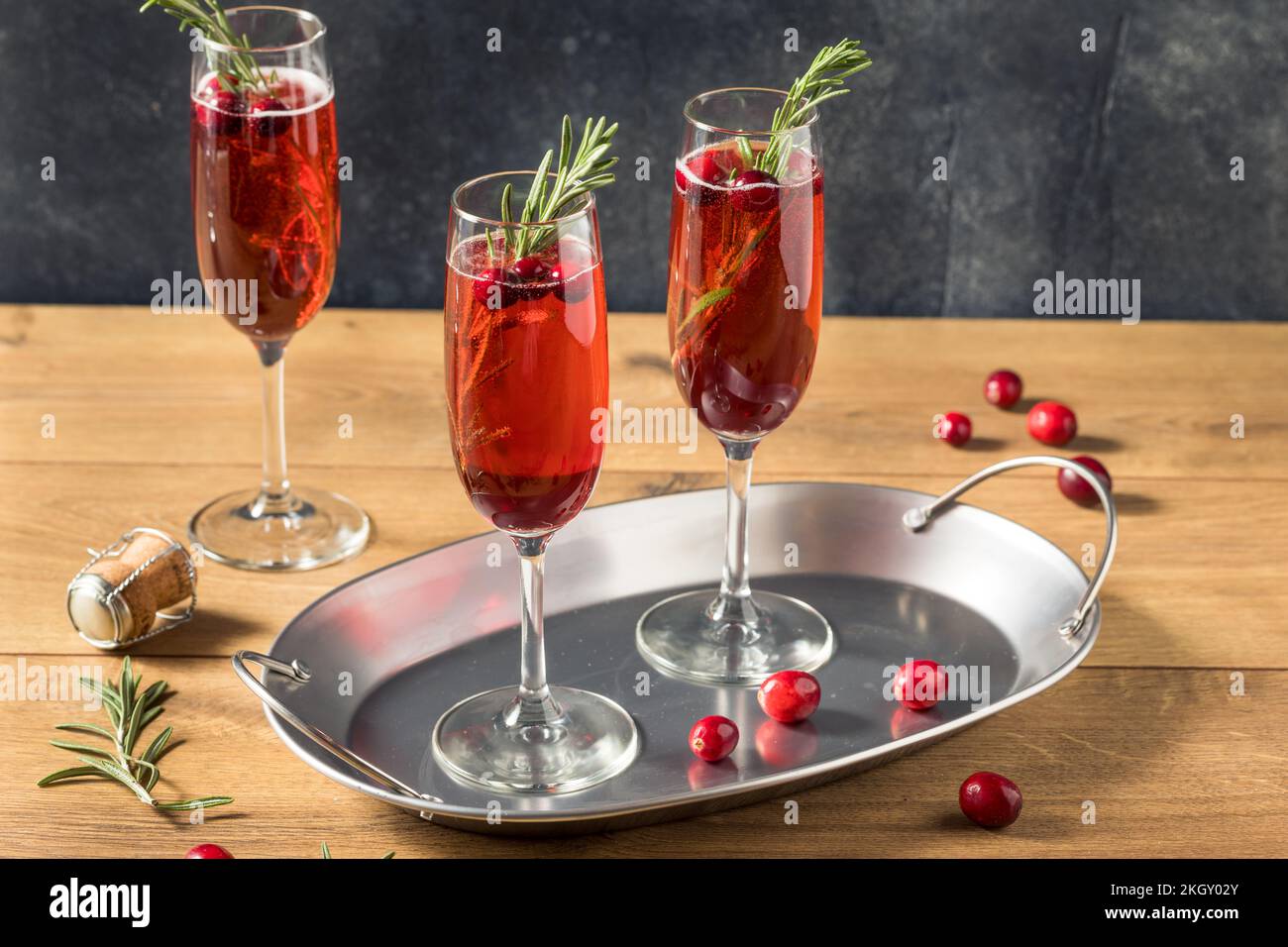 Cóctel refrescante Poinsettia con champán y arándanos para Navidad Foto de stock
