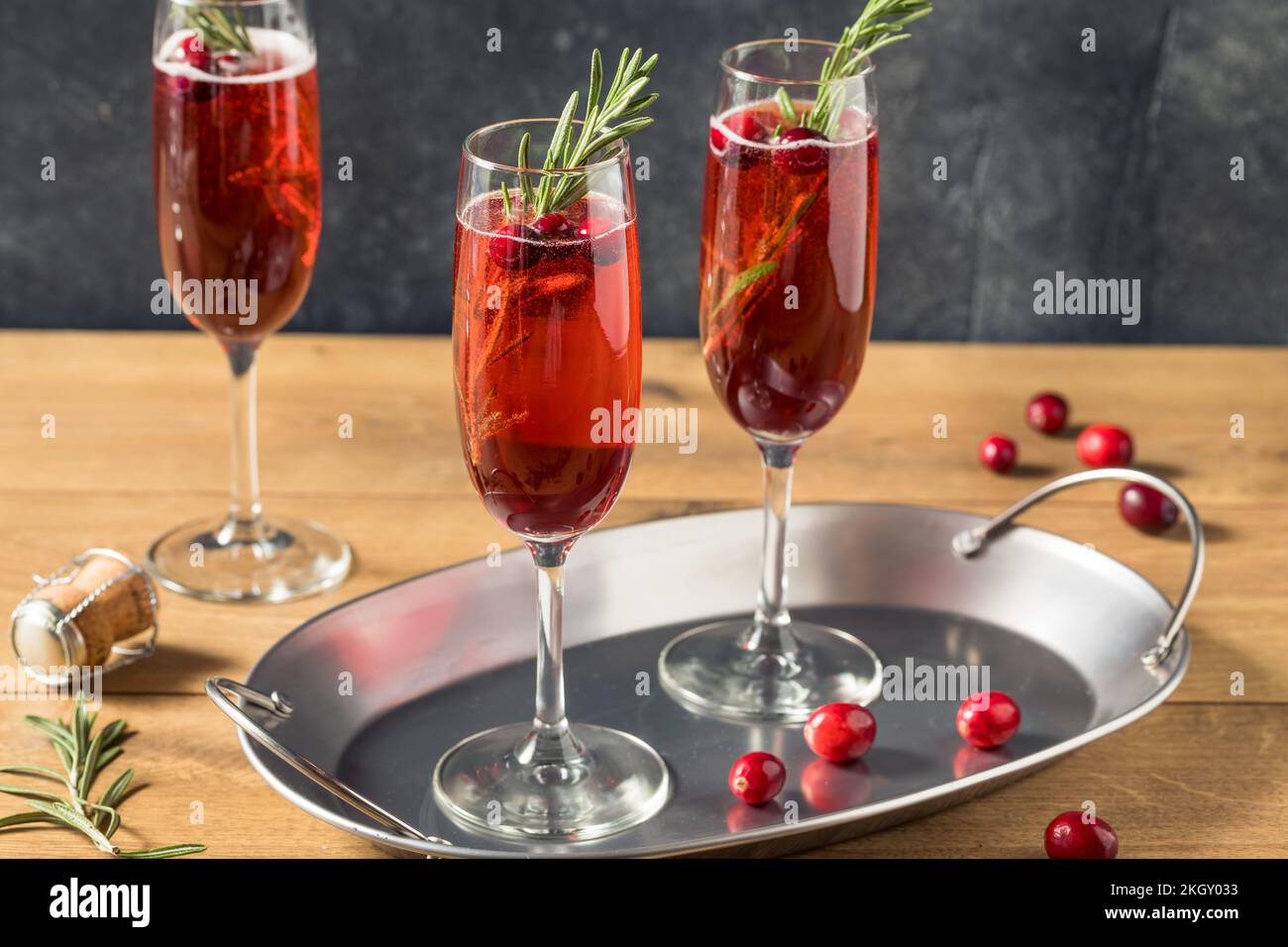Cóctel refrescante Poinsettia con champán y arándanos para Navidad Foto de stock