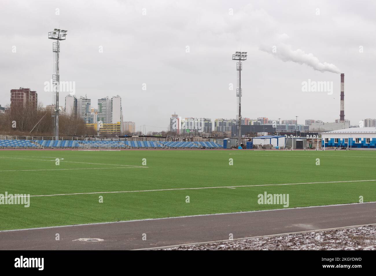 Nuevo campo de fútbol en la calle Parachute en el distrito Primorsky de St Petersburgo, Rusia Foto de stock