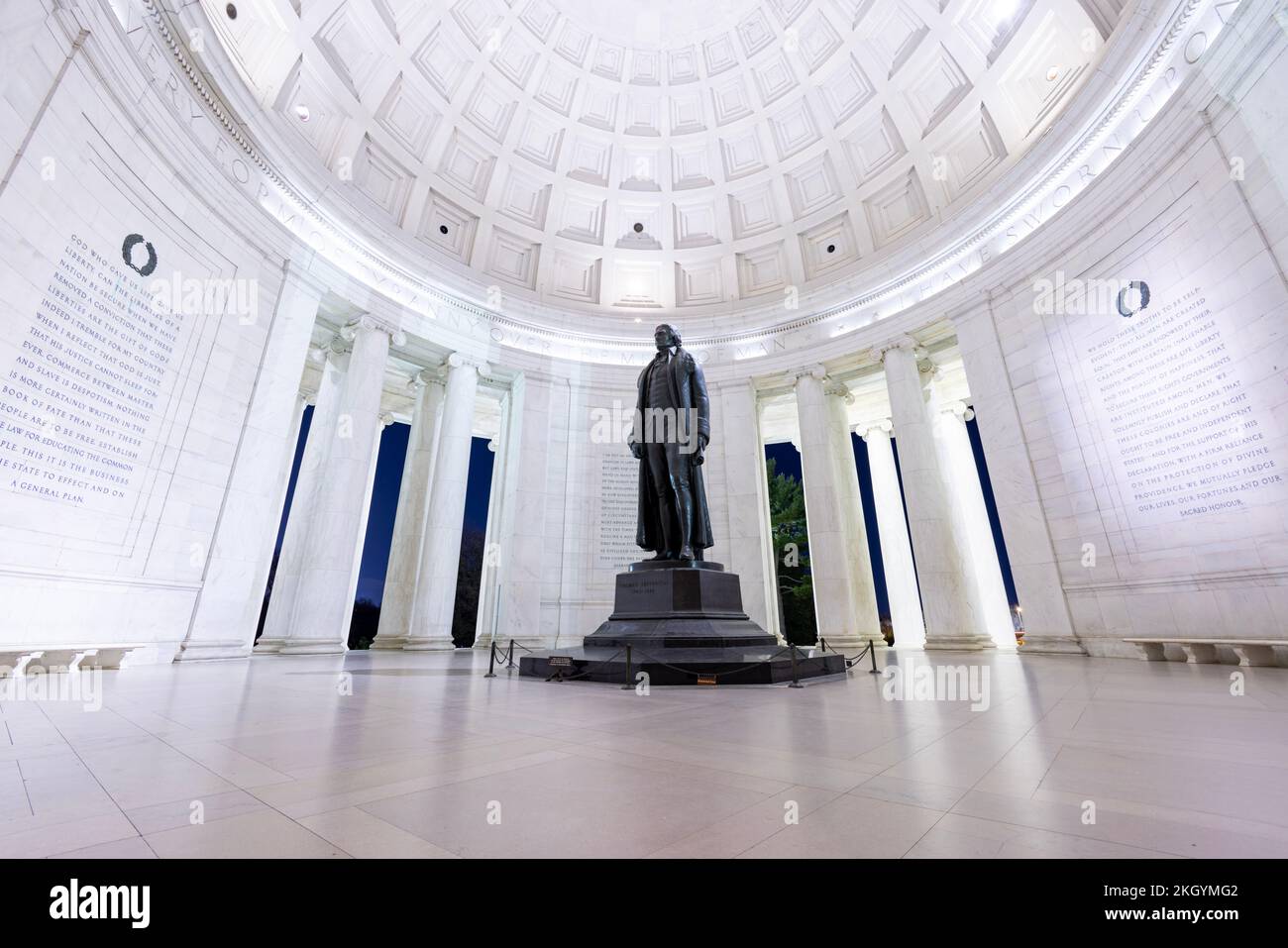 El interior del monumento a Jefferson en Washington, D.C., en una tarde de invierno. Toma ultra gran angular con ángulo bajo sin que nadie sea visible. Foto de stock