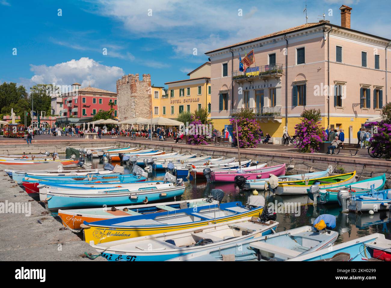 Bardolino Italia, vista en verano de la colorida zona del puerto junto al lago - el Lungolago Francesco Lenotti - en Bardolino, Lago Garda, Veneto, Italia Foto de stock