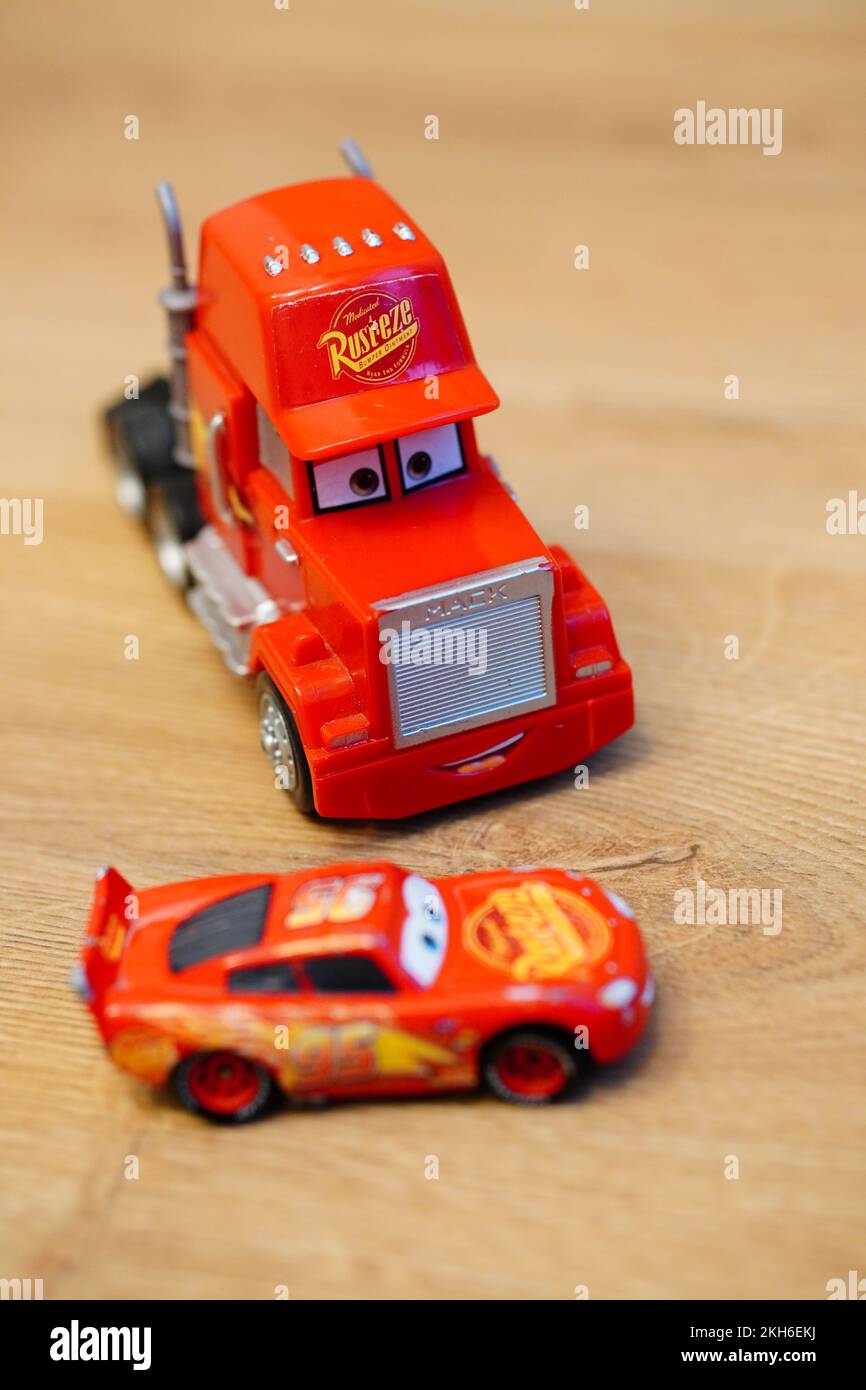 Disney Pixar Cars, Auto Básico: Rayo Mcqueen con Cartel, Vehículo de  Juguete para niños de 3 años en adelante : : Juguetes y Juegos
