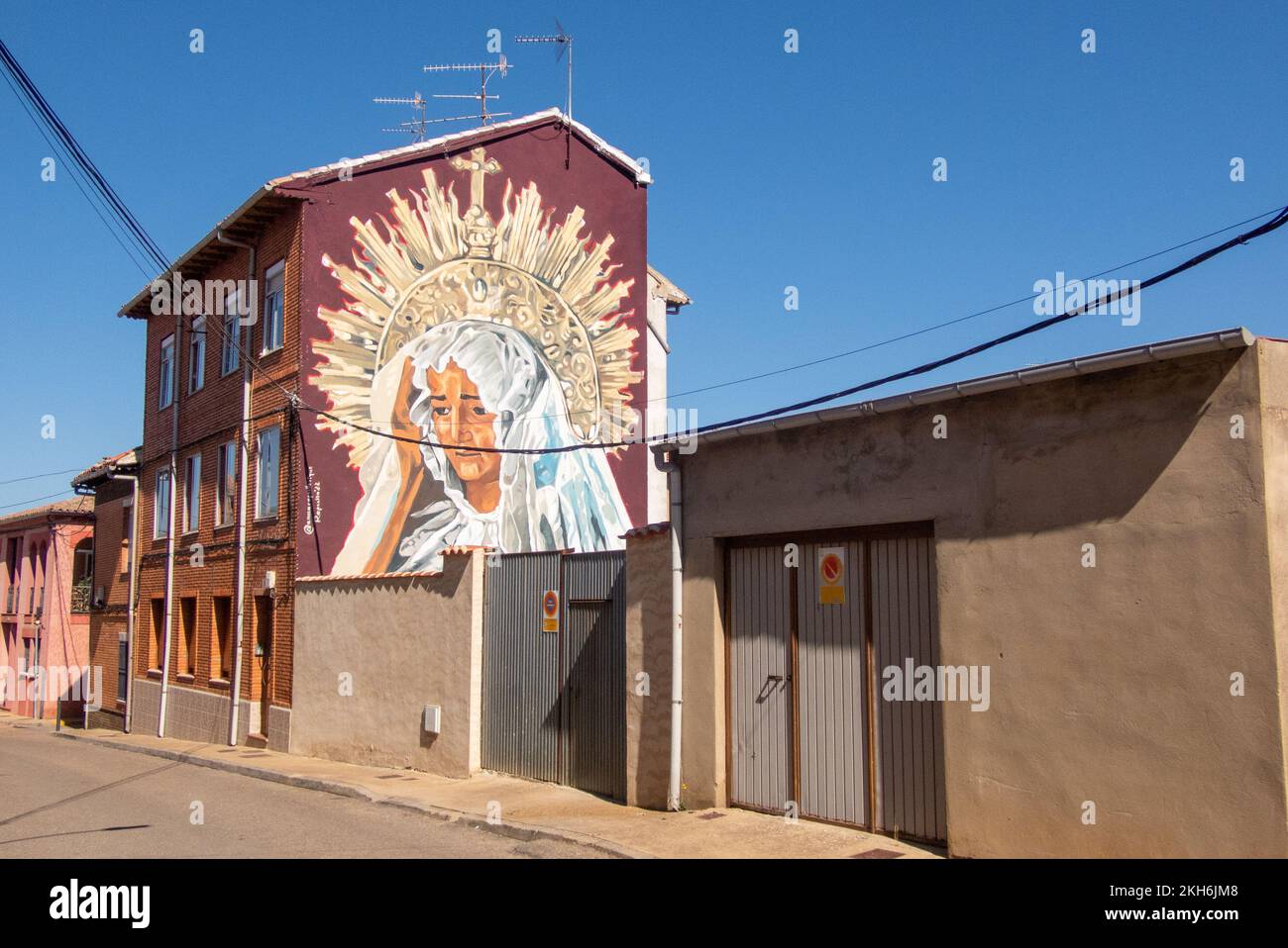 Madre de Dios. Mural de la Virgen María en traje tradicional español en una pared en Sahagún. Foto de stock