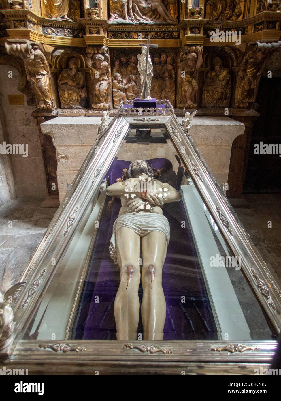 Estatua de Jesús de tamaño real en un ataúd de vidrio en un ala de la Catedral de Burgos Foto de stock