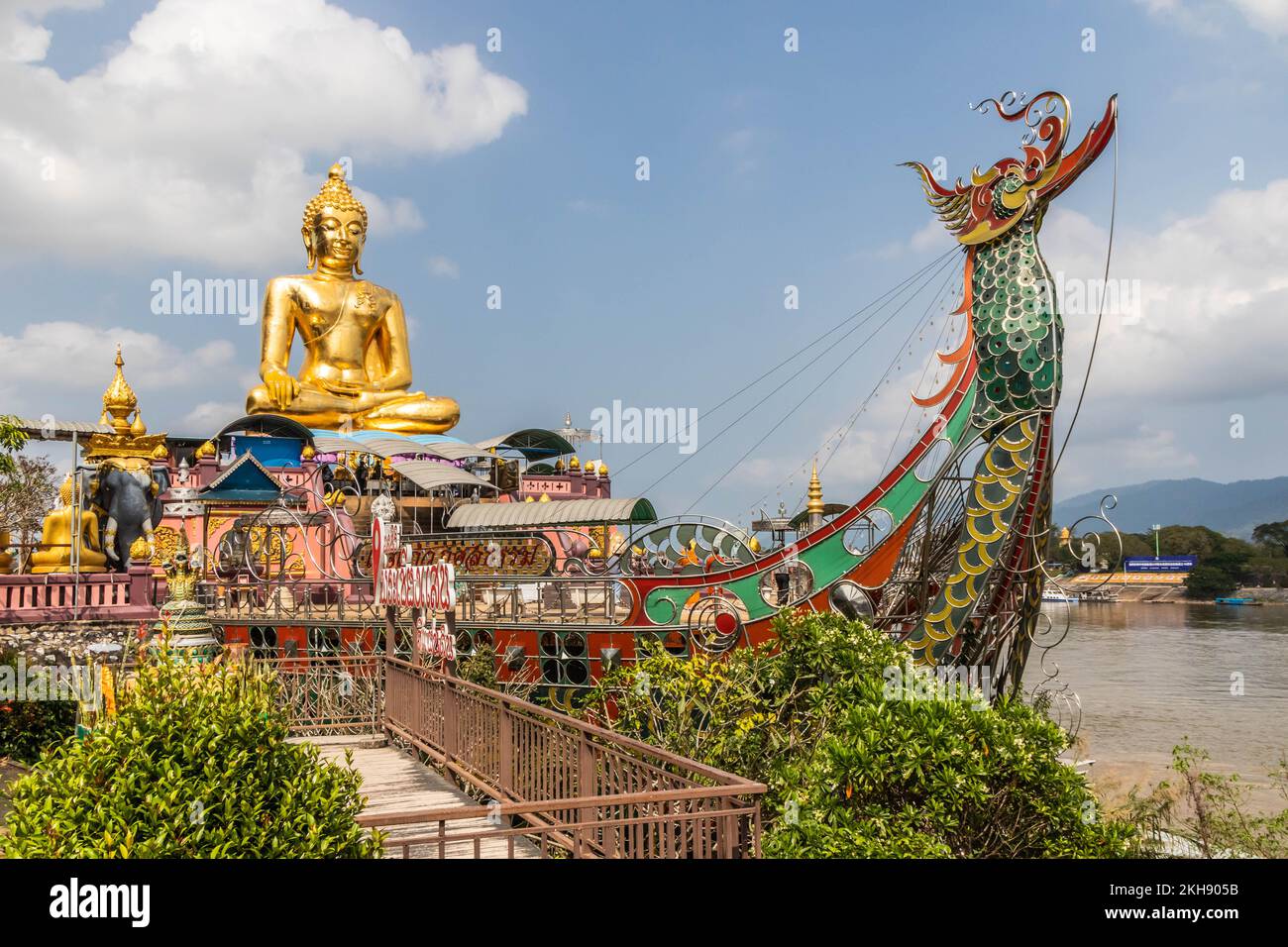 Estatua de Buddah en barco en el río Mekhong en el Triángulo Dorado donde desde Tailandia se puede ver Laos y Myanmar. Foto de stock