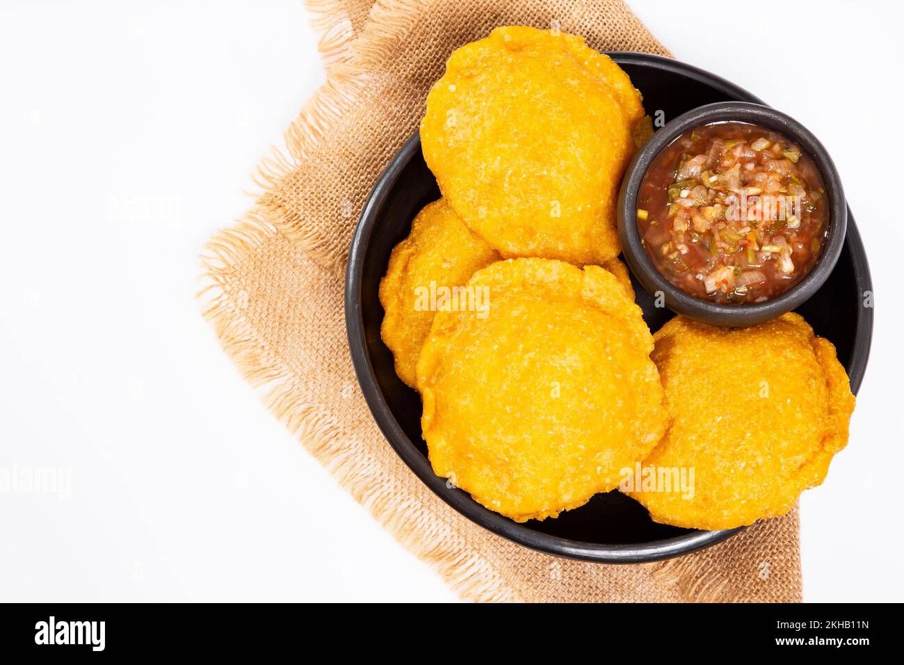 Sabrosas tortas fritas rellenas de pollo - Cocina tradicional colombiana Foto de stock