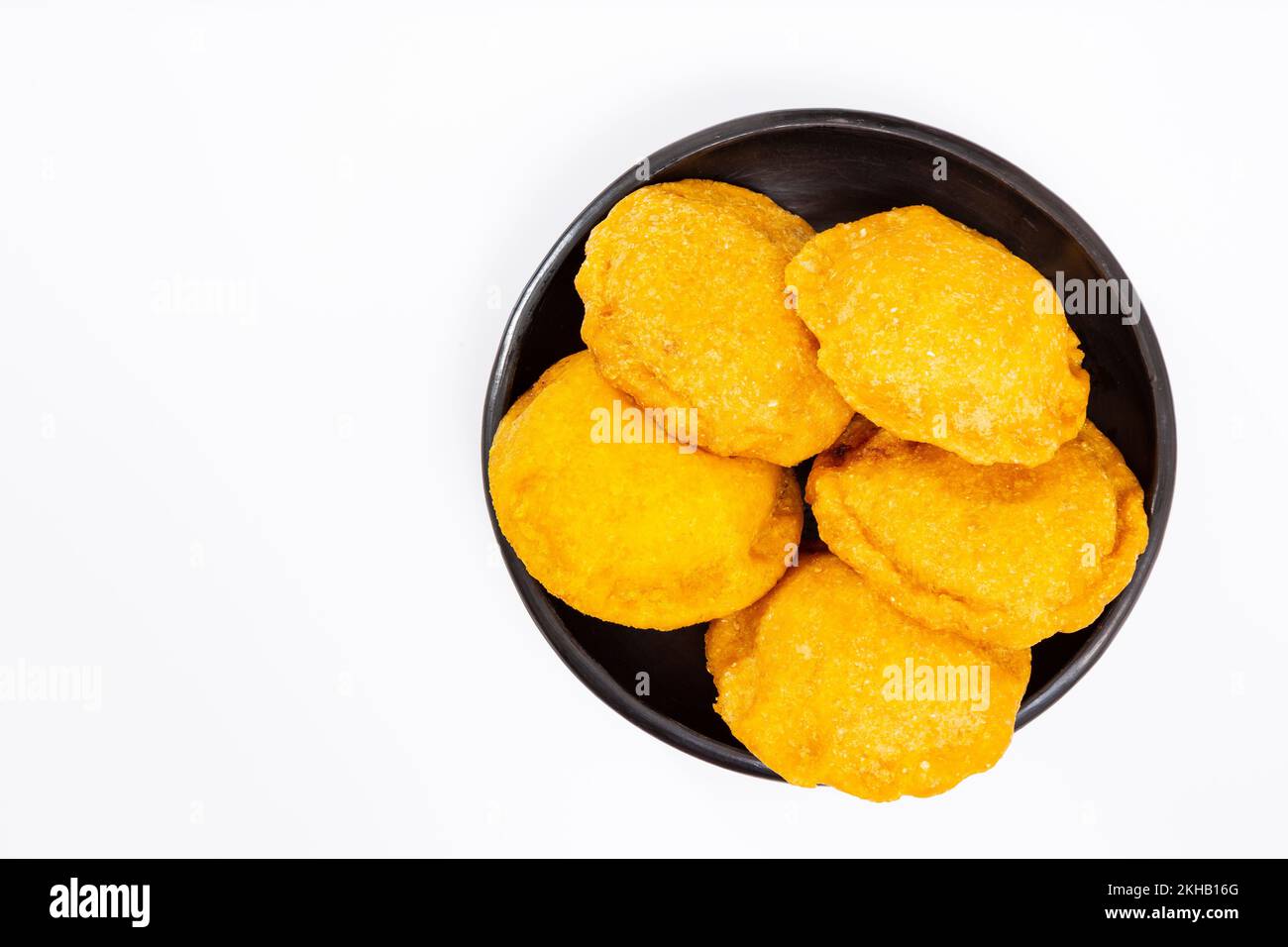 Sabrosas tortas fritas rellenas de pollo - Cocina tradicional colombiana Foto de stock