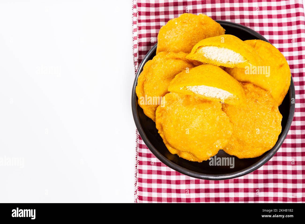 Sabrosas tortas fritas rellenas de pollo - Cocina tradicional colombiana Foto de stock