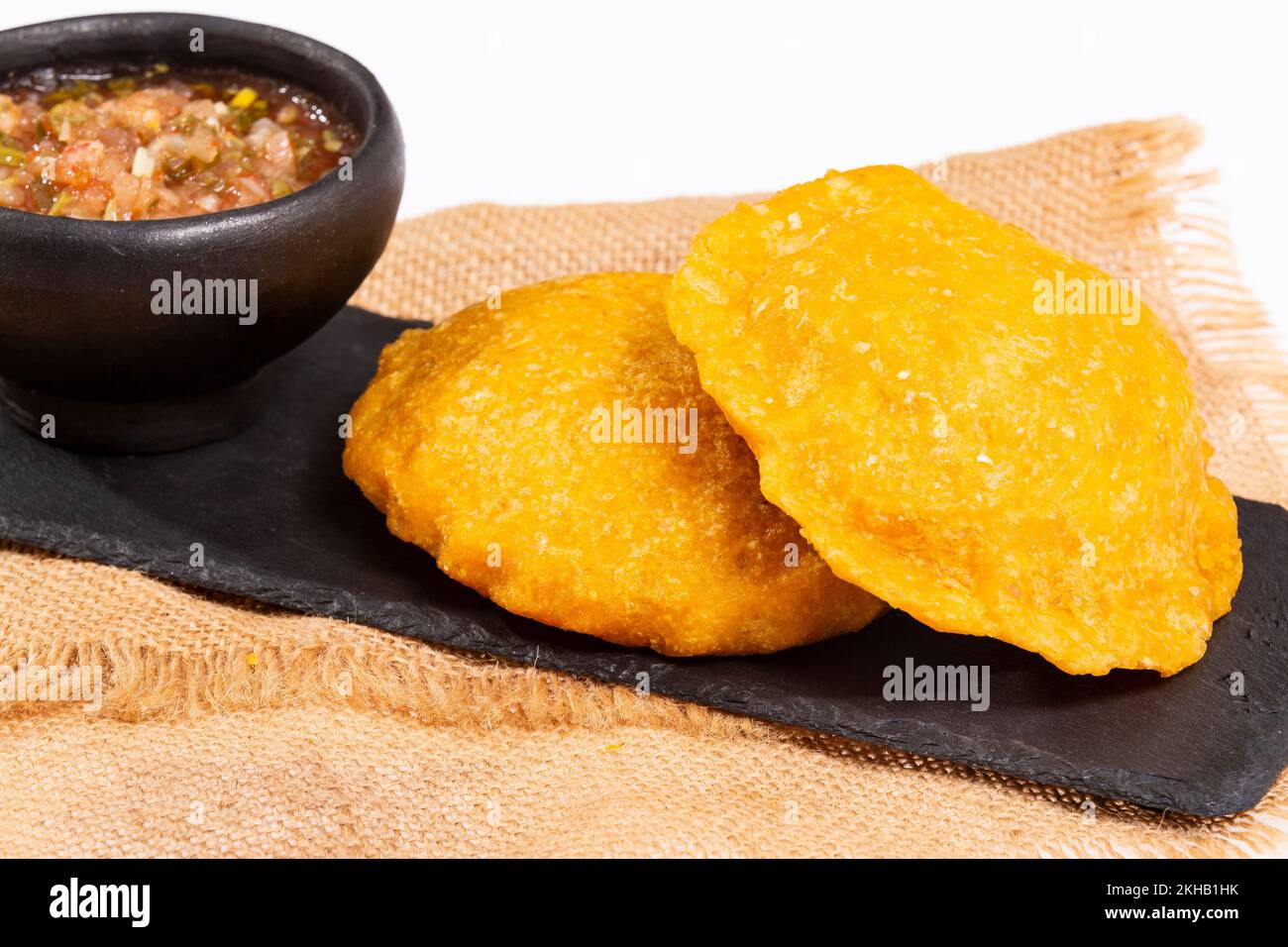 Sabrosas tortas fritas rellenas de pollo - Cocina tradicional colombiana Foto de stock