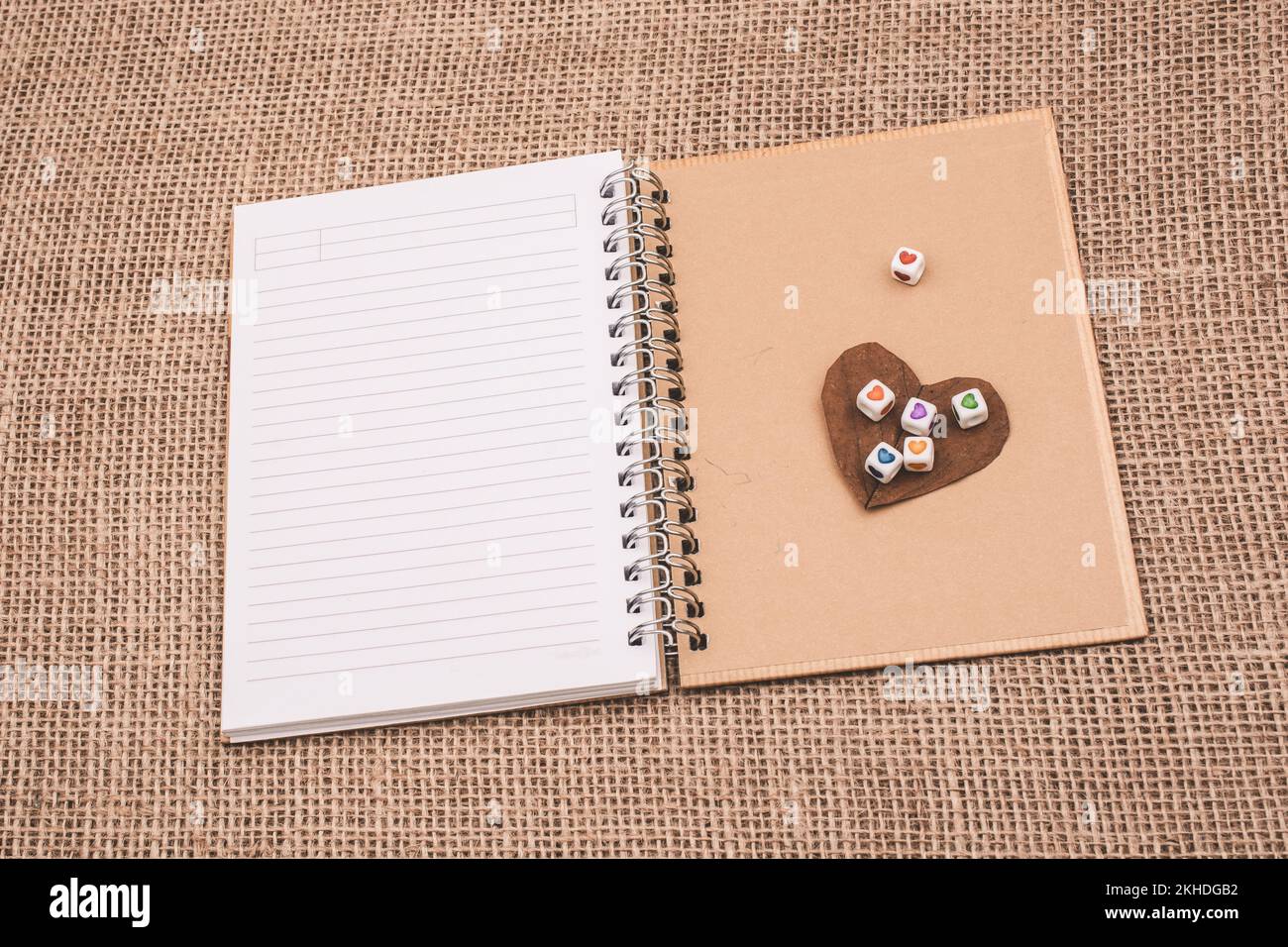 Cubos de colores con un corazón en un cuaderno sobre lienzo Foto de stock
