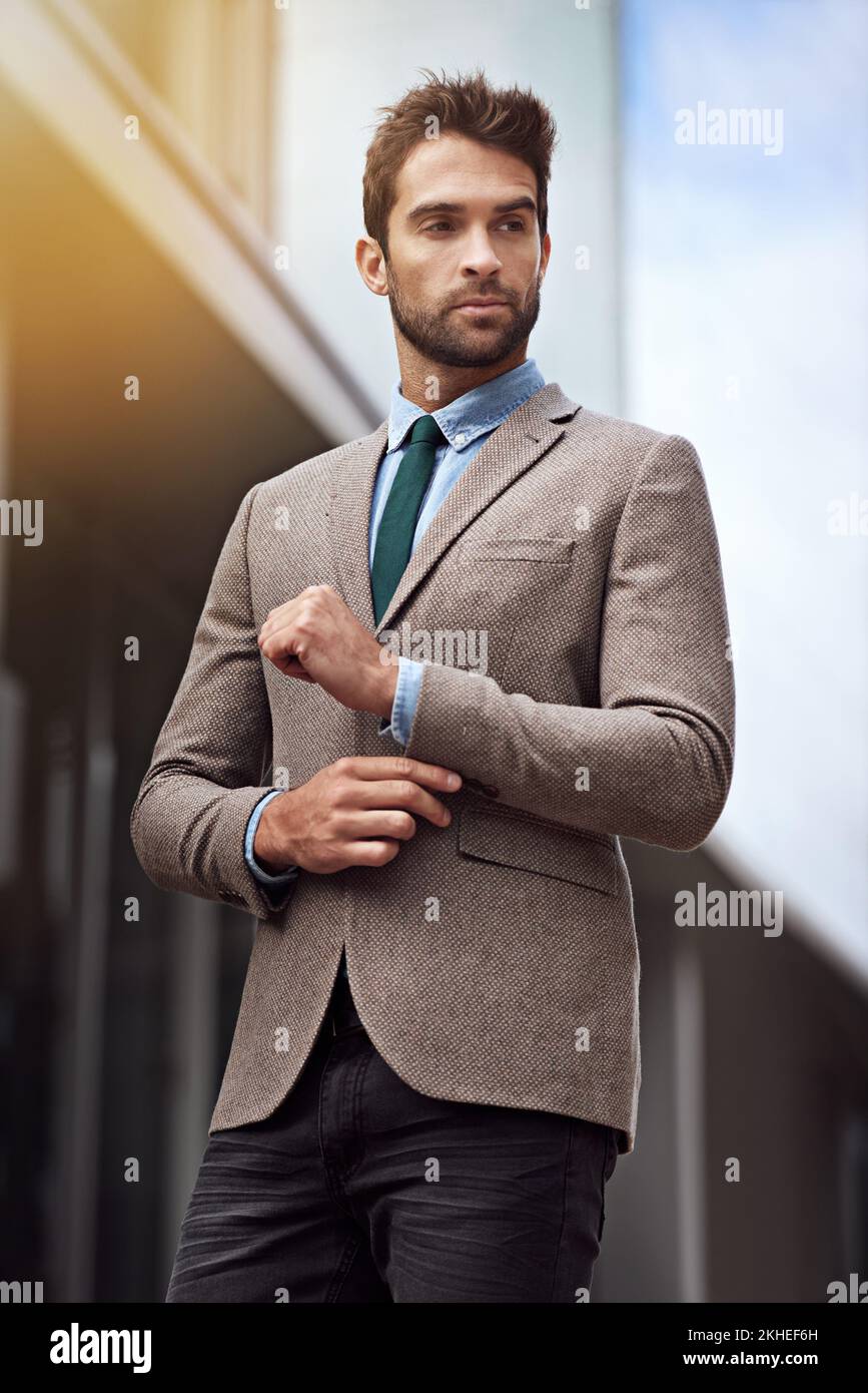 Hombre hecho a sí mismo. un joven hombre de negocios guapo y con estilo en un entorno urbano. Foto de stock