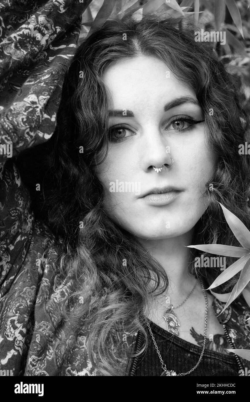 retrato en blanco y negro del rostro de una mujer Fotografía de stock -  Alamy