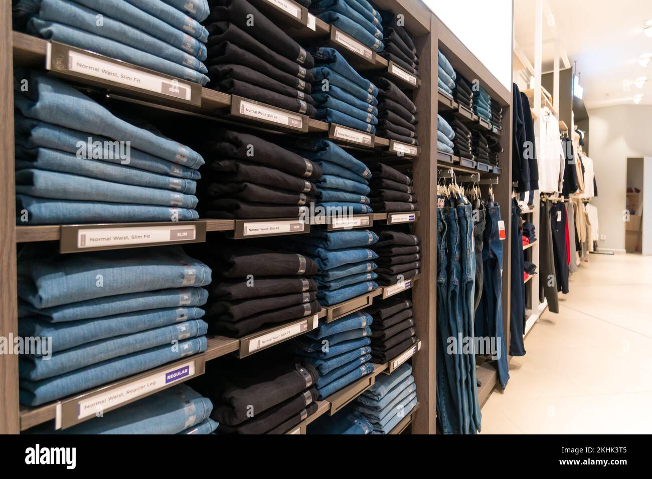 Stack denim jeans retail store fotografías e imágenes de alta resolución -  Página 5 - Alamy