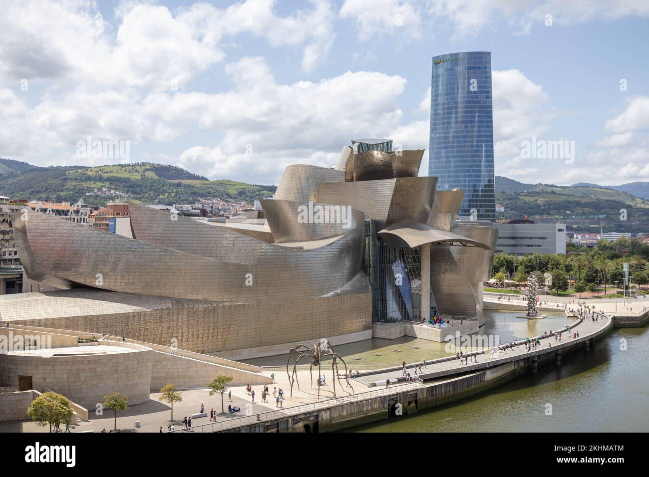BILBAO, ESPAÑA-7 DE AGOSTO de 2021: Museo Guggenheim Edificio Bilbao del arquitecto Frank Gehry en Bilbao, País Vasco, España. Foto de stock