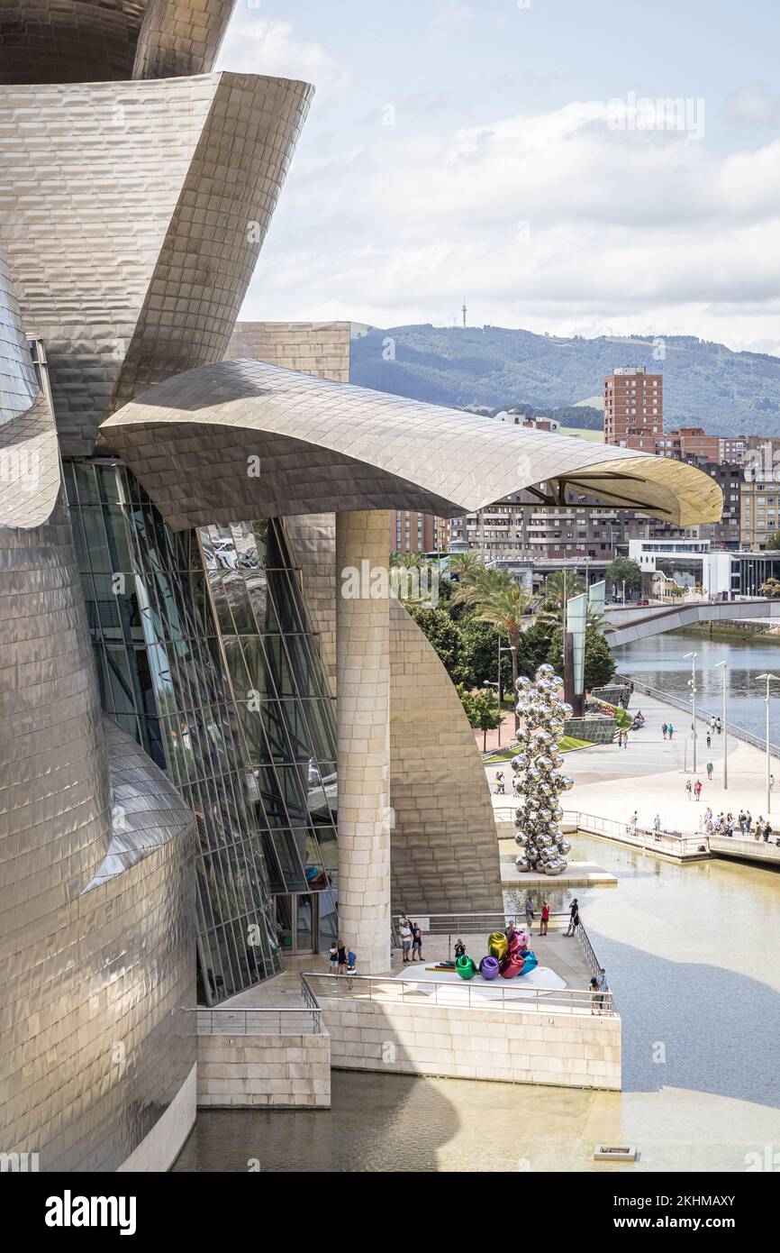 BILBAO, ESPAÑA-7 DE AGOSTO de 2021: Museo Guggenheim Edificio Bilbao (detalle) del arquitecto Frank Gehry en Bilbao, País Vasco, España. Foto de stock
