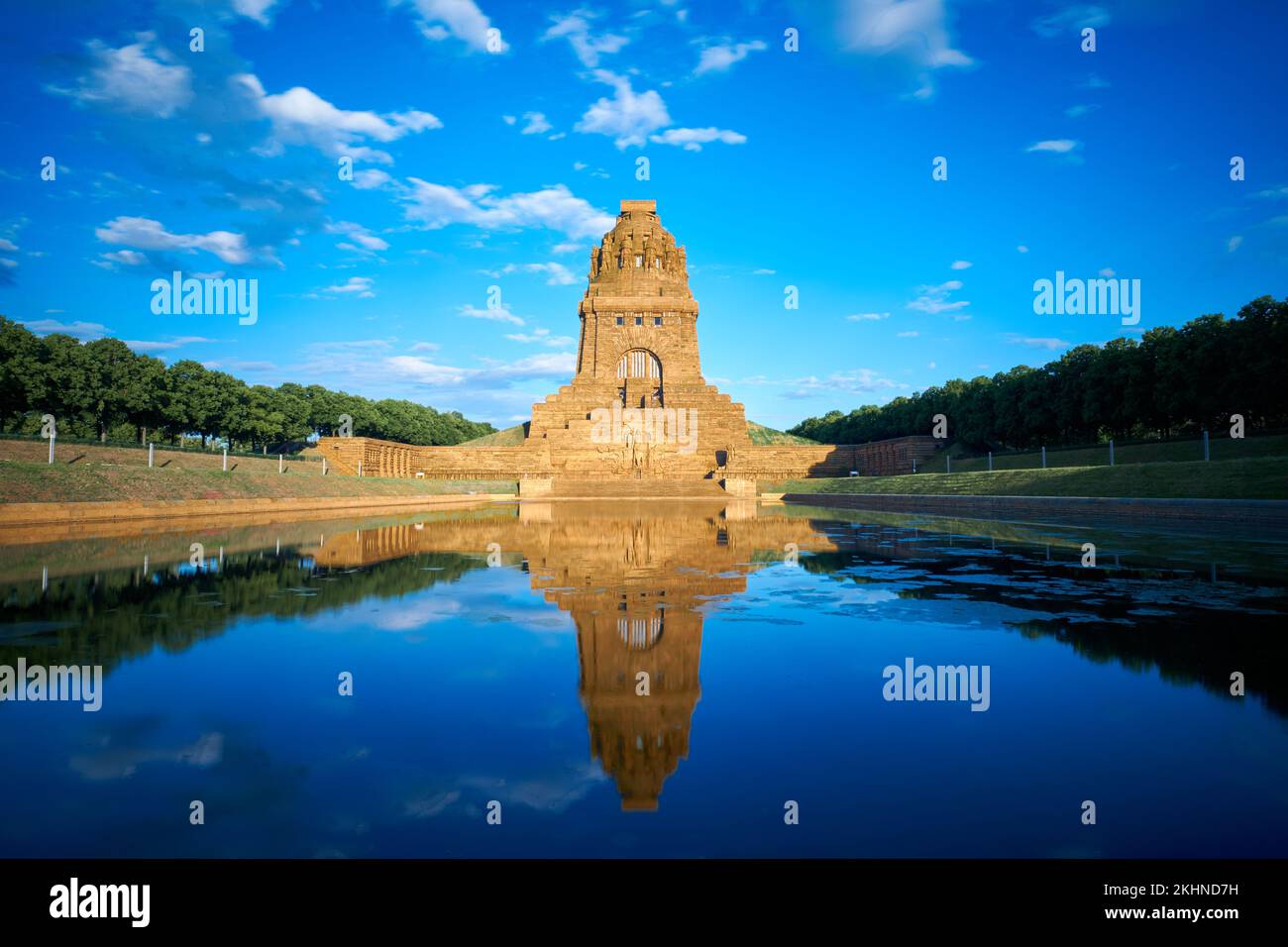 El Monumento a la Batalla de las Naciones con su reflexión sobre la superficie del agua en Leipzig, Alemania Foto de stock