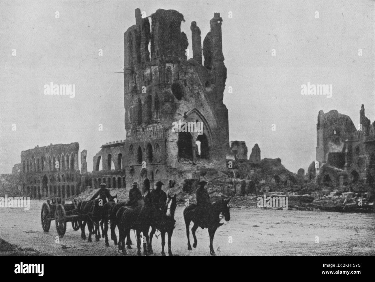 Ruinas de la sala de tela en la ciudad belga de Ypres que fue sistemáticamente destruida por el fuego de artillería durante cinco batallas entre 1914 y 1918 en la Primera Guerra Mundial Foto de stock