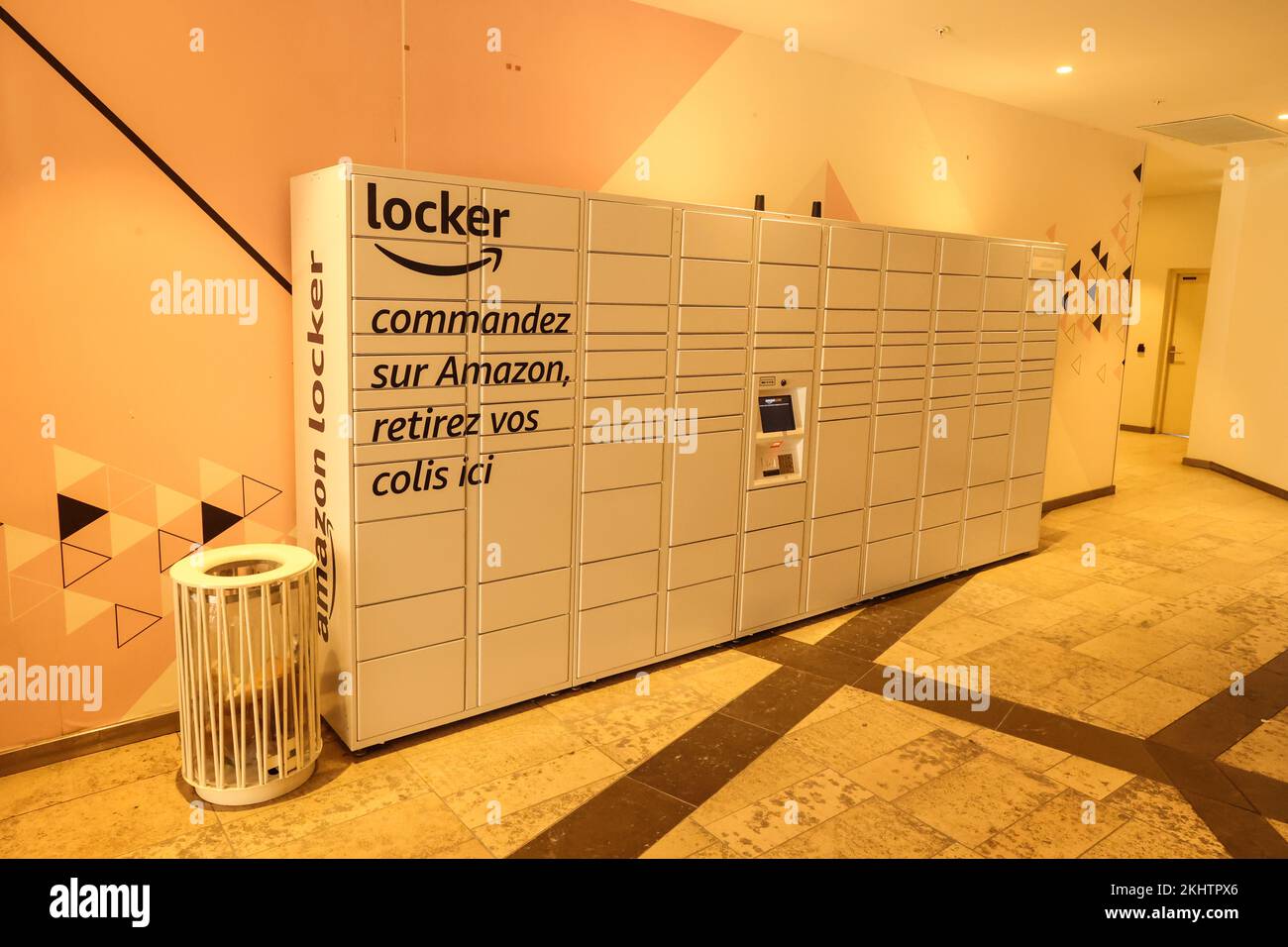 Amazon Locker en el centro comercial, punto de recogida naranja para  pedidos por correo con el logotipo de la Marca Amazon. Fotografía móvil.  Lyon, Francia - Febrero de 23 Fotografía de stock - Alamy