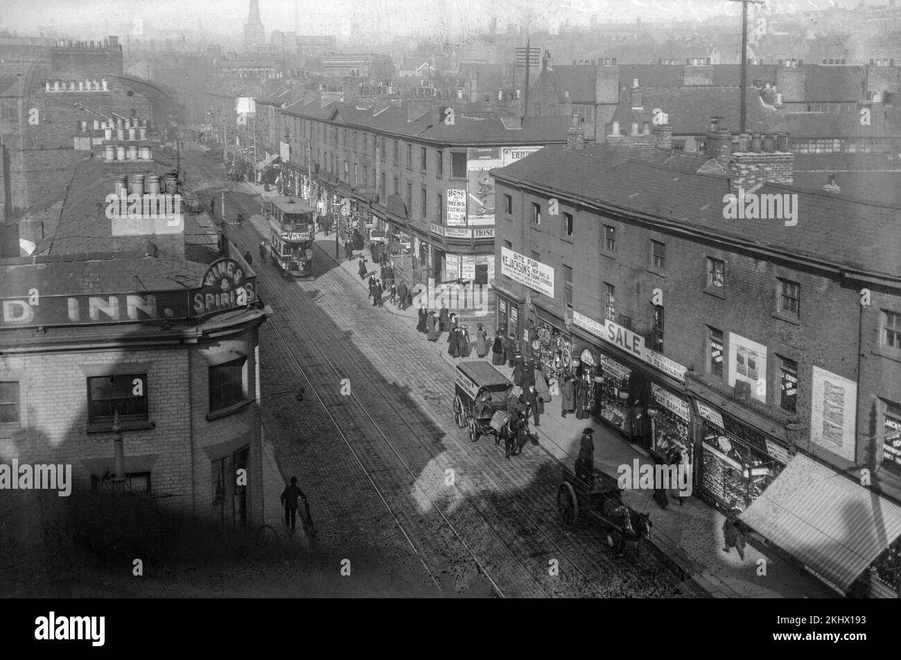 Una fotografía victoriana en blanco y negro que muestra una calle concurrida en Nottingham, Inglaterra. Hay carruajes tirados por caballos, tiendas y un autobús de tranvía, junto con muchas personas. Foto de stock