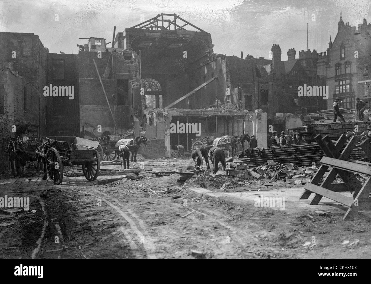 Fotografía en blanco y negro de finales de la época victoriana o principios de la época eduardiana que muestra a los trabajadores en un edificio de Nottingham, Inglaterra, rodeado de edificios antiguos. Foto de stock