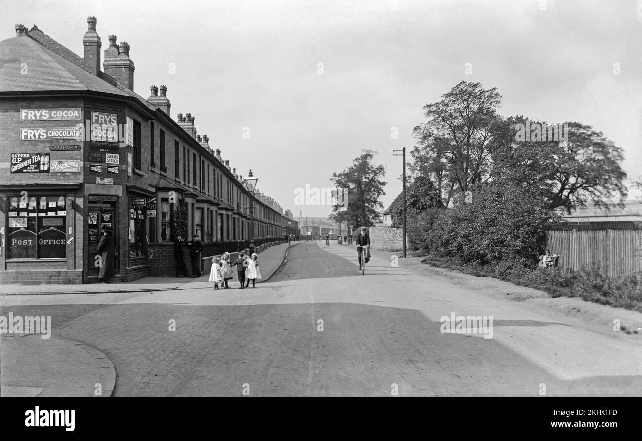 Una fotografía en blanco y negro vintage de 1910 que muestra la Oficina de Correos en la esquina de Osmaston Road y Gresham Road en Derby, Inglaterra. Foto de stock
