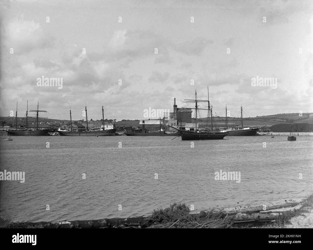 Una fotografía inglesa victoriana tardía que muestra una variedad de barcos de vela y barcos en un puerto. Foto de stock