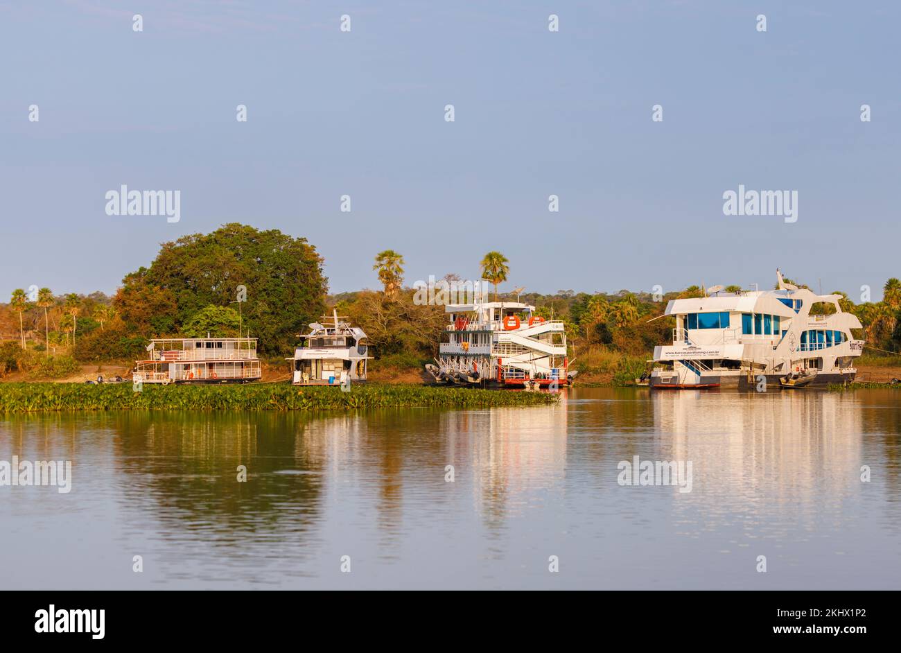 Eco turismo Hoteles flotantes vistos en el Río Paraguay en Porto Jofre en la Reserva Ecológica Taiama, Cáceres, norte del Pantanal, Mato Grosso, Brasil Foto de stock