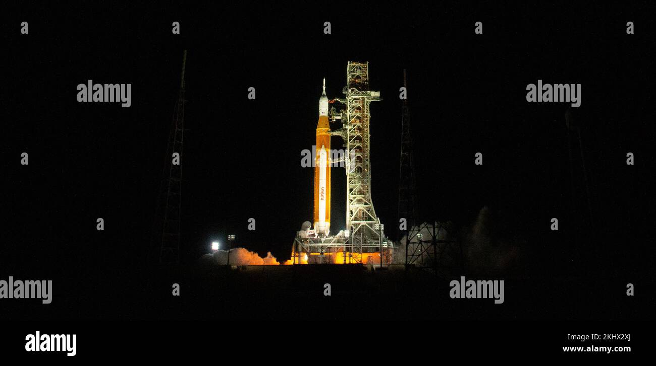 CENTRO ESPACIAL KENNEDY, FLORIDA, EE.UU. - 16 de noviembre de 2022 - El cohete Space Launch System de la NASA que transporta la nave espacial Orion se lanza en el flig Artemis I. Foto de stock
